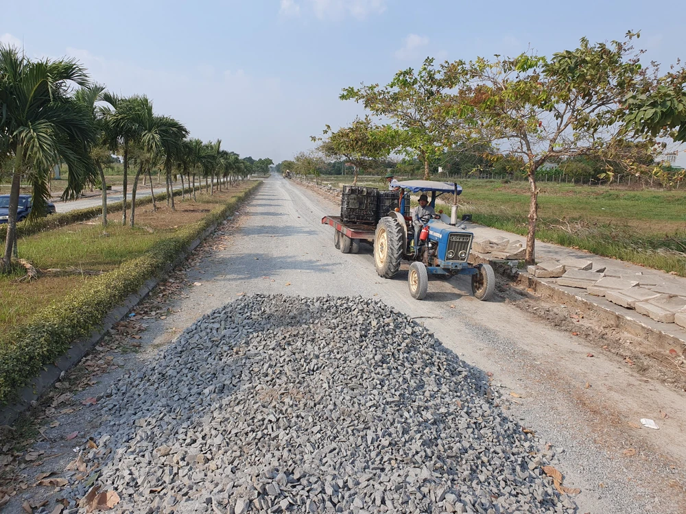 Cận cảnh 1 con đường nội bộ trong khu tái định cư với 2 hàng cây xanh 2 bên. Cận cảnh 1 con đường nội bộ trong khu tái định cư với 2 hàng cây xanh 2 bên.