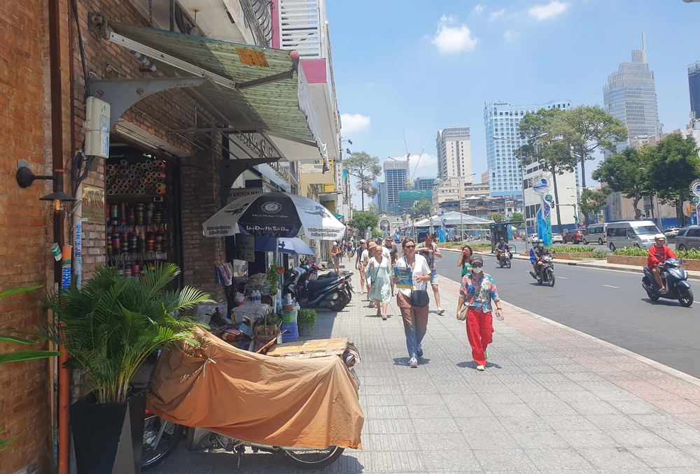 Dịp cuối tuần, nên du khách tản bộ qua đường này rất đông, tuy nhiên rất ít chỗ có mái che di động như trong hình. Mái che di động cũng chỉ che một phần rất nhỏ trước cửa hàng, còn người đi bộ phải đội nắng giữa trưa oi ả.