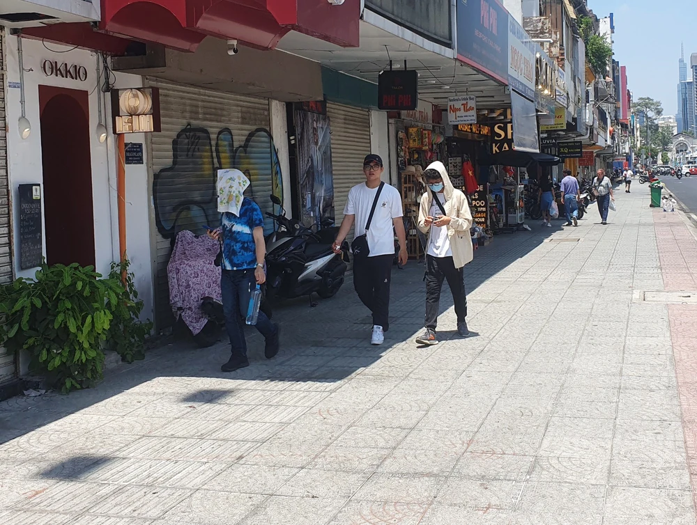 Sau khi tuyến metro trả mặt bằng song chưa thể bố trí cây xanh đủ lớn phục vụ nhu cầu đi bộ, mua sắm của người dân, du khách, con đường Lê Lợi (phần cùng bên chợ Bến Thành) không một bóng cây khiến du khách người lấy áo trùm đầu, người lấy khăn phủ tạm lên đầu tránh nắng.