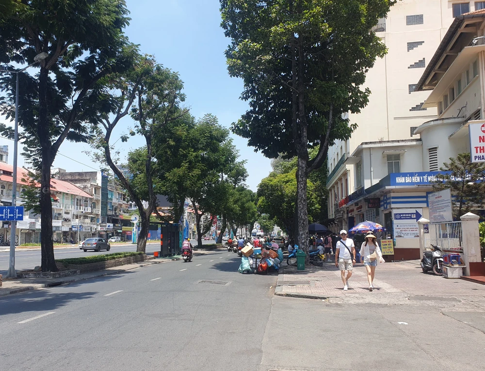 Phần đường đối diện thì cây xanh phủ bóng mát khiến khu vực này dễ chịu hơn trước cái nắng giữa trưa 12h. Trong động thái mới nhất, Sở QH-KT TP.HCM vừa có báo cáo về về công tác cải tạo cảnh quan tuyến đường Lê Lợi, quận 1, trong đó có đề xuất về việc làm mái che dọc tuyến này với kinh phí tầm 20-30 tỉ đồng.