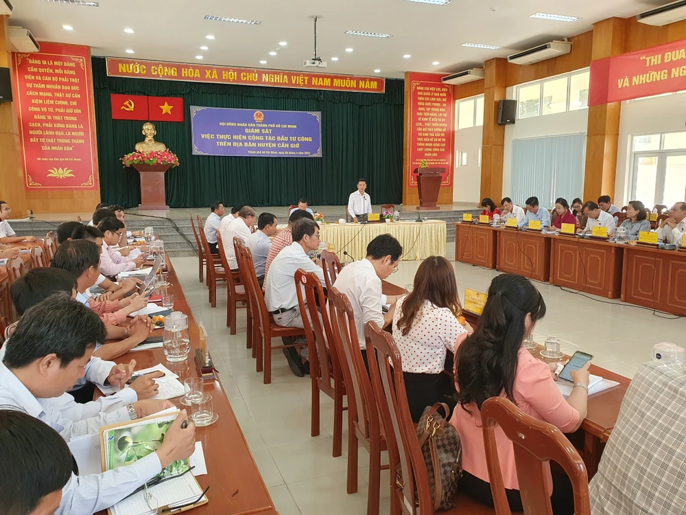 Quang cảnh buổi giám sát ngày 6-4 ở UBND huyện Cần Giờ. Ảnh: KIÊN CƯỜNG