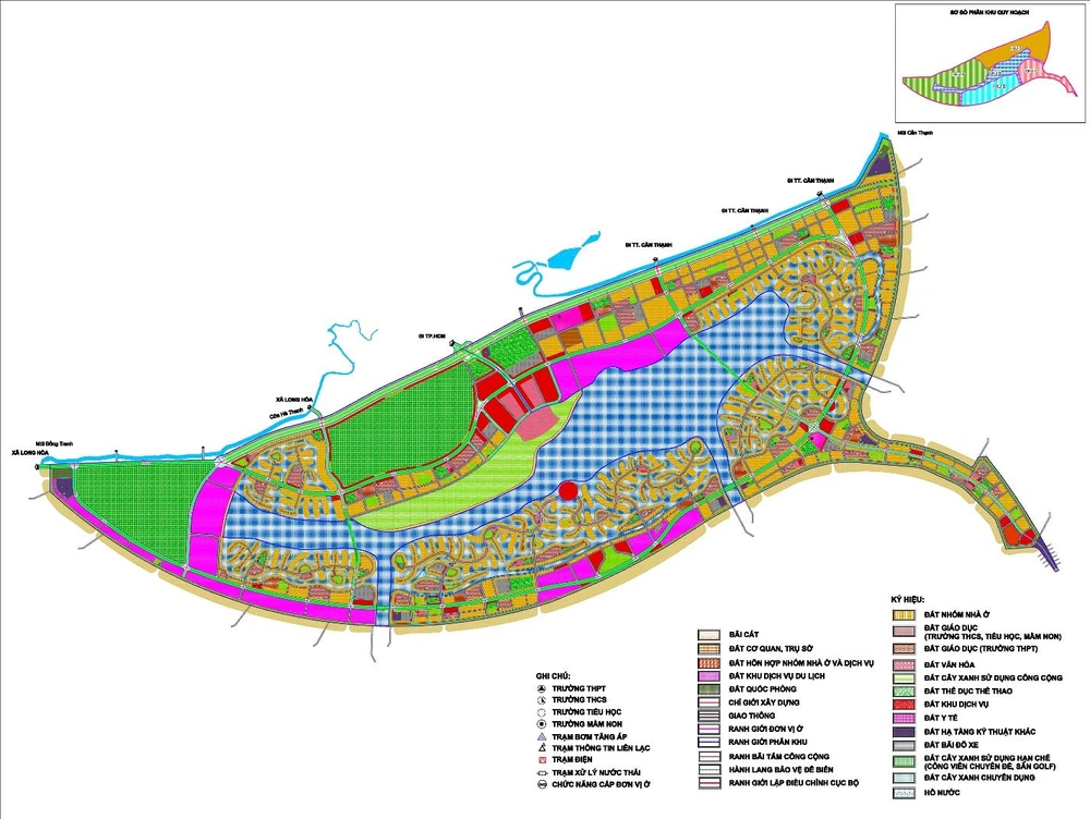 Đồ án quy hoạch phân khu tỉ lệ 1/5000 khu đô thị du lịch biển Cần Giờ quy mô 2870 ha tại xã Long Hòa và thị trấn Cần Thạnh được phê duyệt theo quyết định số 3800/QĐ-UBND ngày 5-9-2018. Đặt trong bối cảnh phát triển thành phố với tầm nhìn dài hạn đến năm 2060, đồ án tỉ lệ 1/5000 được duyệt chưa tối ưu về bố trí không gian các khu vực bờ biển, bãi tắm công cộng và các không gian khác trong đô thị. Do đó cần rà soát, điều chỉnh để bổ sung giải pháp tiếp cận bằng giao thông công cộng; bố cục lại không gian khu vực công cộng với không gian mở hướng ra biển, hạn chế cản trở tầm nhìn ra biển. Trong ảnh là Quy hoạch tổng mặt bằng sử dụng đất của đề xuất điều chỉnh cục bộ 2023 (DCCB2023)