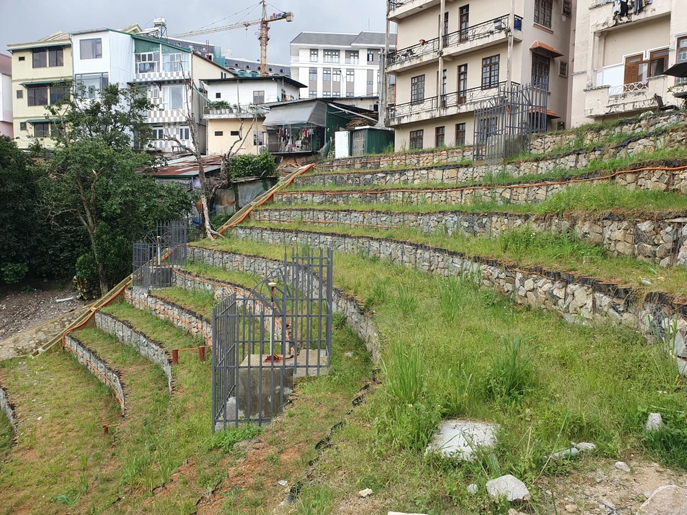 Ngoài ra, tại khu vực này cơ quan chức năng còn lắp các cột cảm biến ghi nhận rung lắc, cảnh báo khi cần thiết.