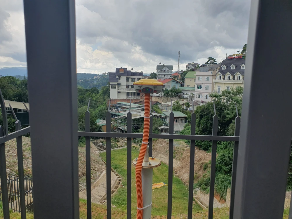 Cận cảnh các cột cảm biến luôn có đèn hiển thị phát sáng.