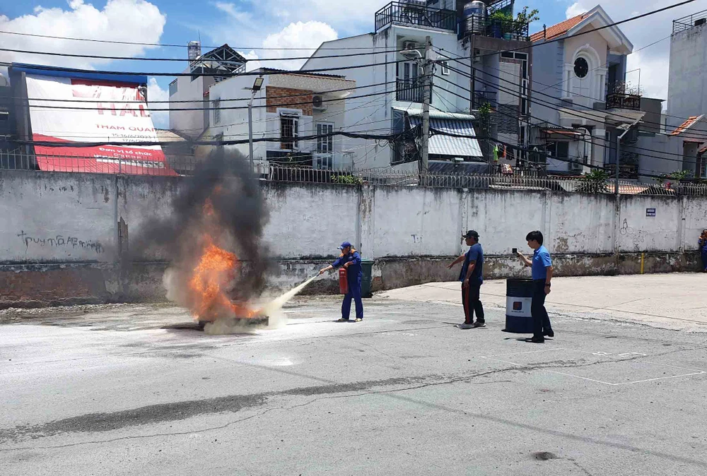Các nhân viên thực tập phòng cháy chữa cháy tại buổi huấn luyện. Ảnh: K.C