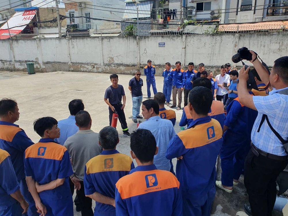 Đông đảo nhân viên Petrolimex Sài Gòn tham gia buổi huấn luyện phòng cháy chữa cháy. Ảnh: KC