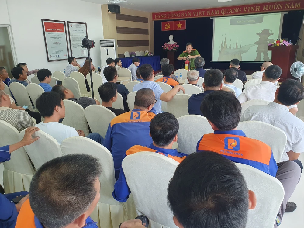 Cách thức sử dụng bình chữa cháy được cán bộ phòng PC07 hướng dẫn kỹ càng. Ản: KC.