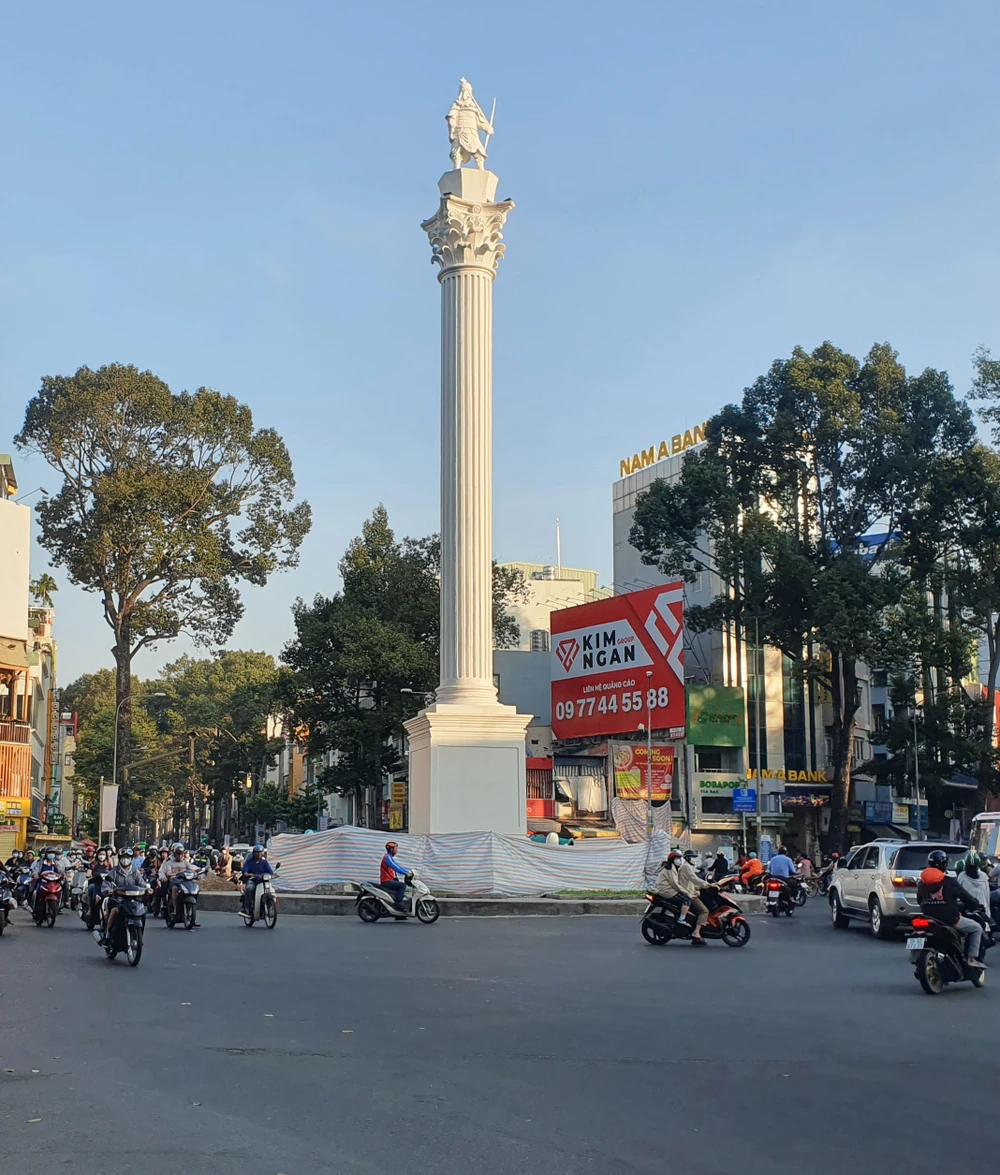 Tượng đài An Dương Vương đang được tu sửa phần đế