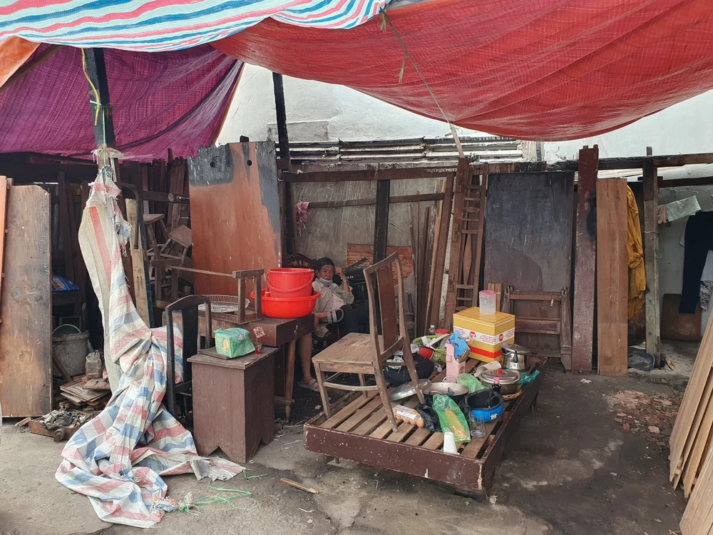 Chỗ ở tạm được người dân bờ nam kênh Đôi dựng lên để ở qua ngày sau vụ cháy nhà hôm 1-4. Ảnh: K.C