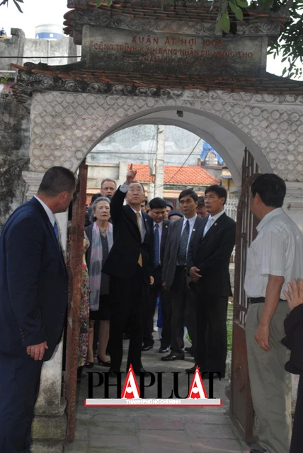 Chùm ảnh độc quyền: Ông Ban Ki - Moon làm gì tại nhà thờ họ Phan Huy? ảnh 3