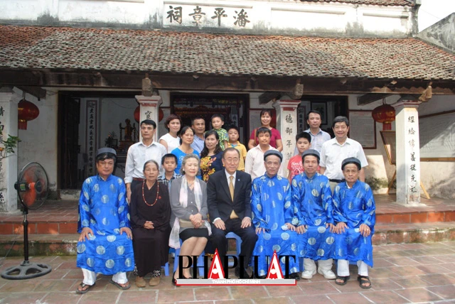 Chùm ảnh độc quyền: Ông Ban Ki - Moon làm gì tại nhà thờ họ Phan Huy? ảnh 15