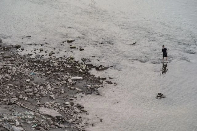 Hình ảnh bờ sông Dương Tử (Trùng Khánh - Trung Quốc) cạn nước. Ảnh: WSJ