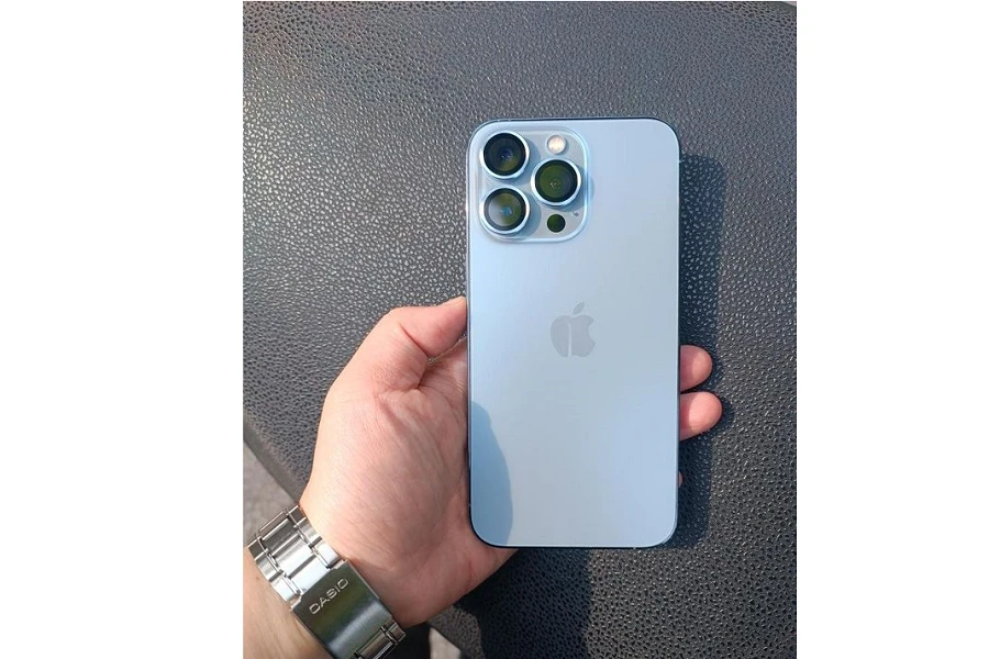 iPhone 13 vẫn là dòng điện thoại được tín đồ "nhà Táo khuyết" ưa chuộng. Ảnh: H.T