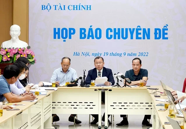 Ông Nguyễn Hoàng Dương (giữa) - Phó Vụ trưởng Vụ Tài chính các ngân hàng và tổ chức tài chính (Bộ Tài chính) cung cấp thông tin tại Họp báo.