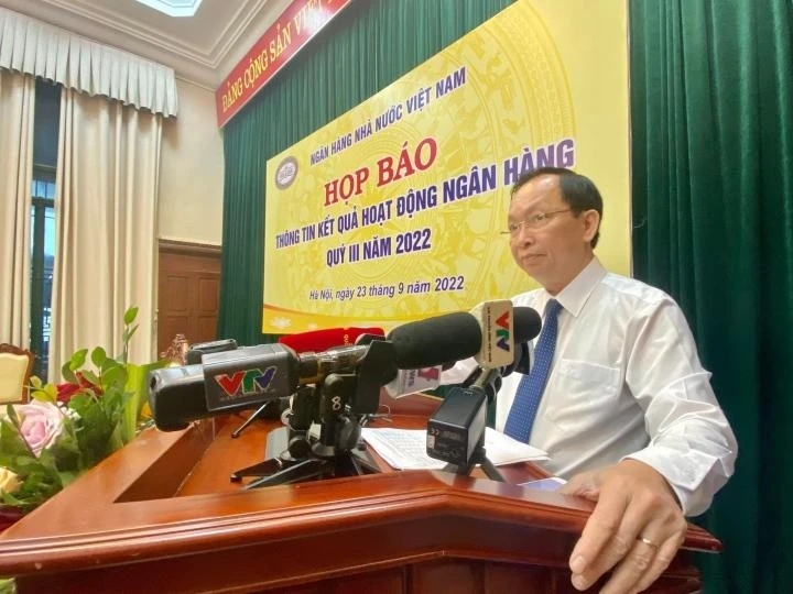 Phó Thống đốc NHNN phát biểu tại họp báo sáng 23-9. Ảnh: H.T