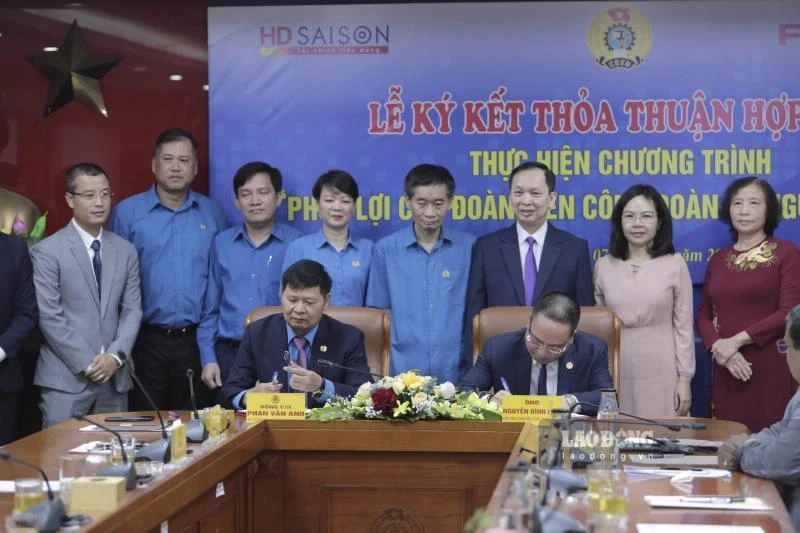 Tổng Liên đoàn Lao động Việt Nam ký kết thỏa thuận hợp tác với HD SAISON và FE Credit. Ảnh: NHNN.