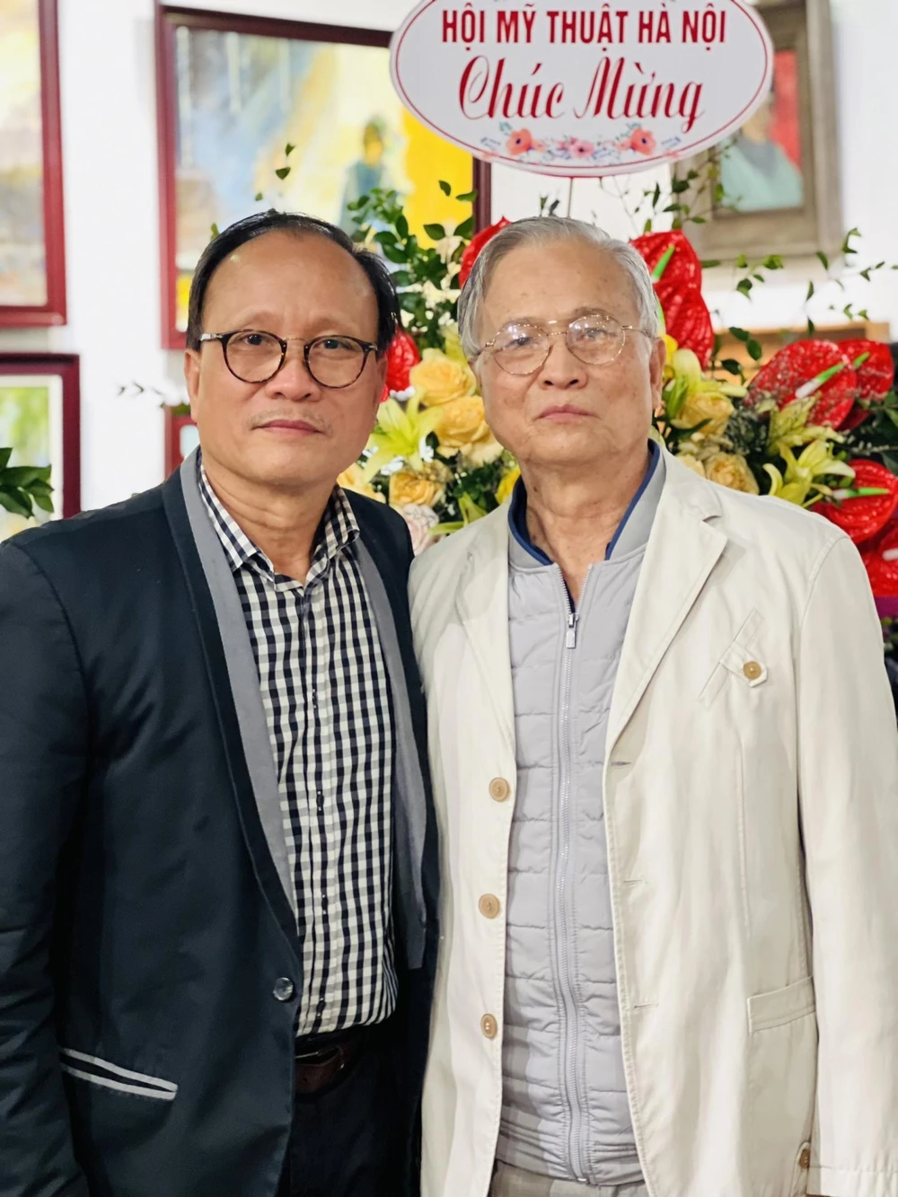 Họa sĩ Trịnh Việt (phải) và Họa sĩ Trịnh Nam (trái) Họa sĩ Trịnh Việt (phải) và Họa sĩ Trịnh Nam (trái)