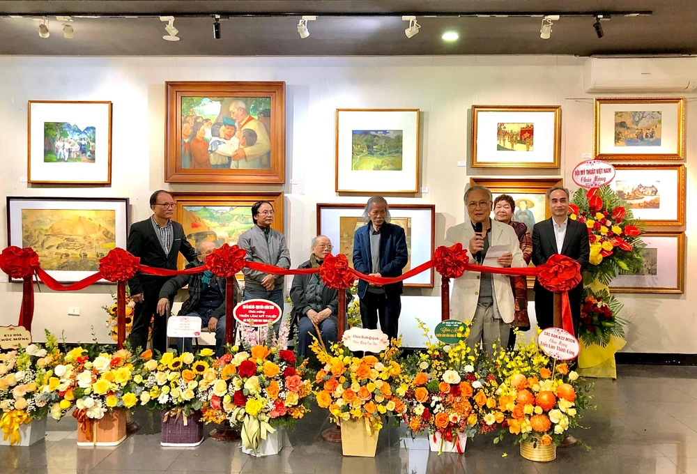 Họa sĩ Trịnh Việt phát biểu tại buổi lễ khai mạc. Ảnh: MINH TRÚC Họa sĩ Trịnh Việt phát biểu tại buổi lễ khai mạc. Ảnh: MINH TRÚC