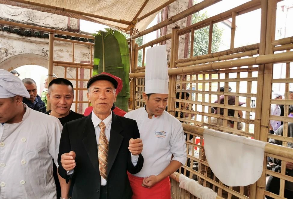 Ông Cồ Việt - chủ quán phở Cồ Chiêu, 48 Hàng Đồng, Hà Nội giới thiệu cách làm bánh phở ngon. Ảnh: TTO.