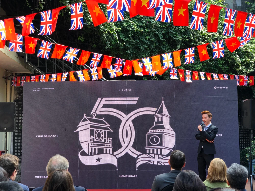 Tác giả chiến thắng đang trình bày về ý tưởng xuất phát. Ảnh: MINH TRÚC