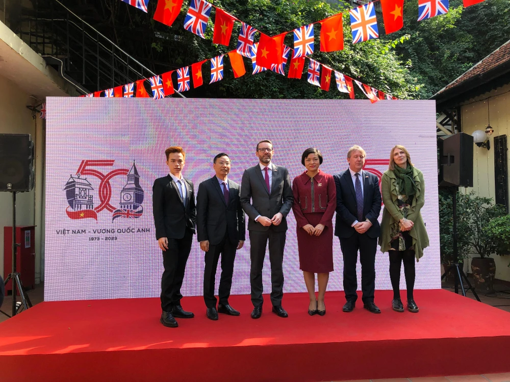 Đại biểu dự sự kiện cùng chụp ảnh lưu niệm. Ảnh: MINH TRÚC