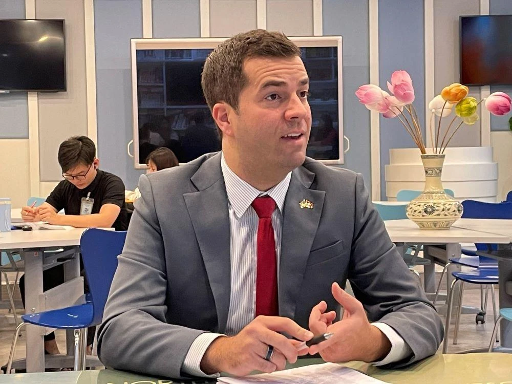 Đại diện CDC Mỹ tại Việt Nam trả lời câu hỏi của phóng viên về công tác hỗ trợ phòng chống bệnh lao với Việt Nam trong năm 2023. Ảnh: MINH TRÚC