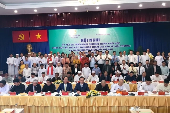 Hội nghị ký kết và triển khai chương trình phối hợp hành động của các tổ chức thành viên tham gia bảo vệ môi trường và ứng phó với biến đổi khí hậu.