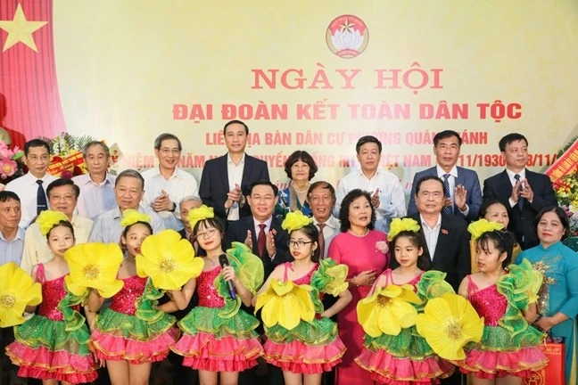 Chủ tịch Quốc hội Vương Đình Huệ chung vui cùng bà con nhân dân tại Ngày hội Đại đoàn kết toàn dân tộc liên địa bàn dân cư phường Quán Thánh, quận Ba Đình, Hà Nội.