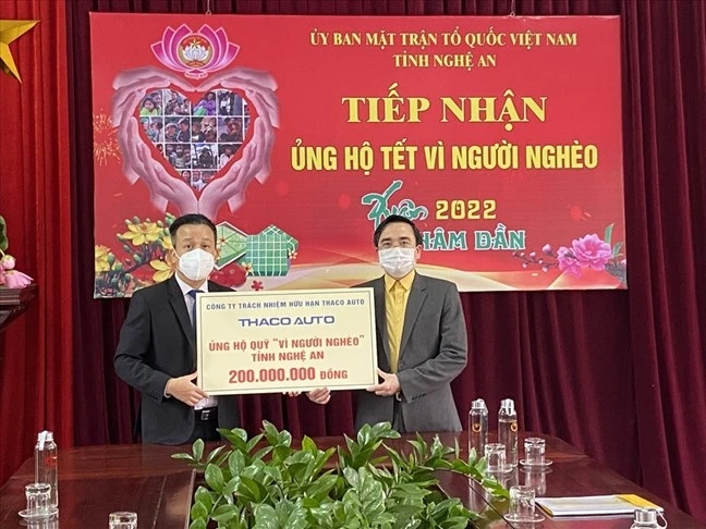 MTTQ Việt Nam tỉnh Nghệ An tiếp nhận ủng hộ Tết Vì người nghèo năm 2022.