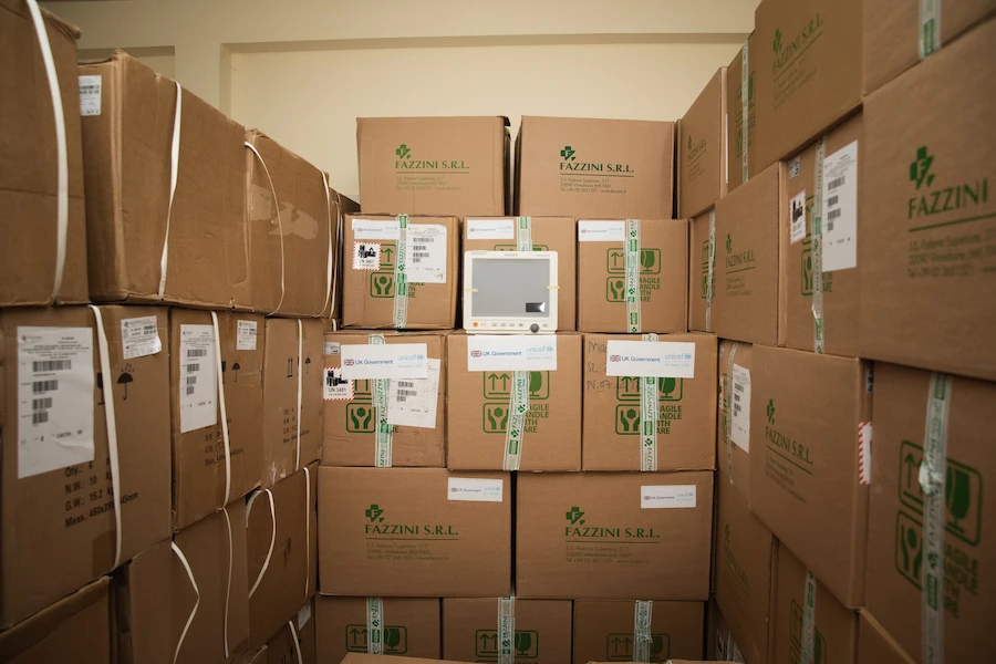 Trang thiết bị y tế trị giá 500.000 Bảng bao gồm 500 máy theo dõi bệnh nhân và 500 bơm tiêm điện tự động sẽ sớm được phân bổ đến các bệnh viện, cơ sở y tế có nhu cầu. Ảnh: ĐSQ Anh tại Việt Nam