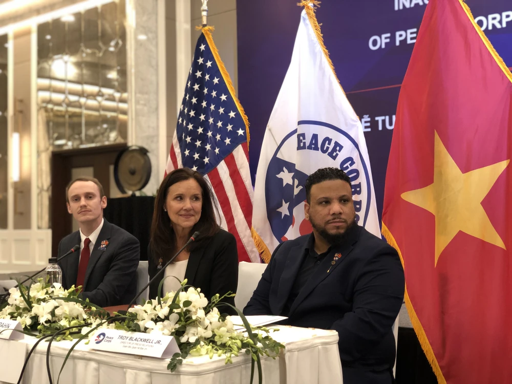 Bà Carol Spahn, Tân Tổng Giám đốc thứ 21 của Peace Corps trả lời phỏng vấn báo chí sau lễ tuyên thệ. Ảnh: MINH TRÚC