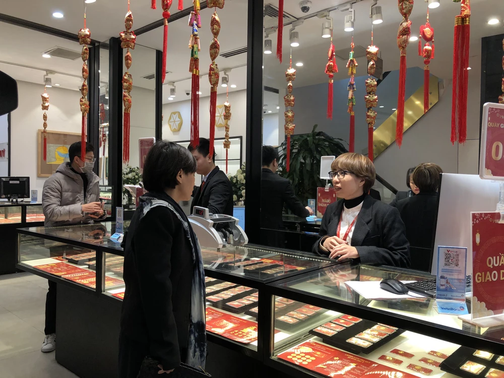 Nhờ triển khai hình thức đặt hàng online, nhân viên tư vấn và người mua vàng không phải tốn quá nhiều thời gian để lựa chọn sản phẩm tại cửa hàng. Ảnh: Minh Trúc. Nhờ triển khai hình thức đặt hàng online, nhân viên tư vấn và người mua vàng không phải tốn quá nhiều thời gian để lựa chọn sản phẩm tại cửa hàng. Ảnh: Minh Trúc.