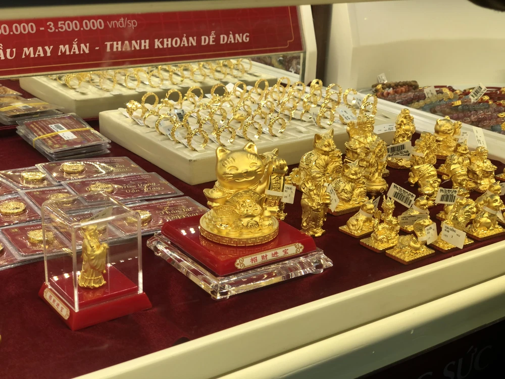 Tượng ông Thần Tài công nghệ mới, tượng linh giáp mèo chiêu tài hút lộc... cũng là những sản phẩm mới ra mắt của các cửa hàng vàng nhằm phục vụ nhu cầu của người dân. Ảnh: Minh Trúc. Tượng ông Thần Tài công nghệ mới, tượng linh giáp mèo chiêu tài hút lộc... cũng là những sản phẩm mới ra mắt của các cửa hàng vàng nhằm phục vụ nhu cầu của người dân. Ảnh: Minh Trúc.