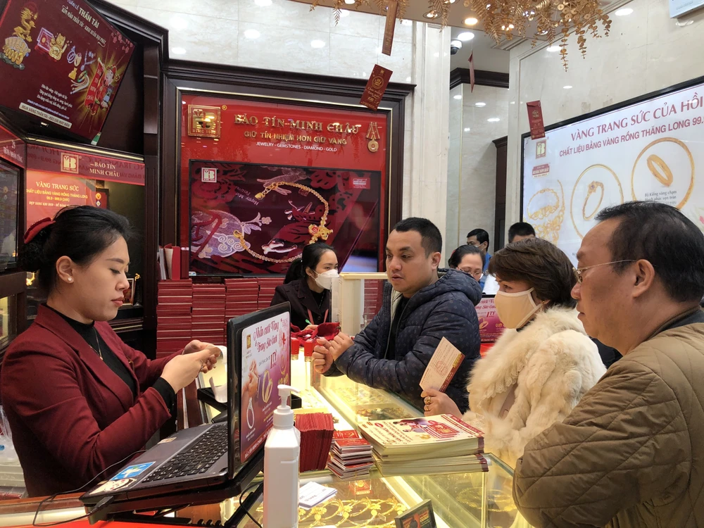 Khách hàng mua chủ yếu là những sản phẩm truyền thống như nhẫn tròn trơn, rồng vàng Thăng Long bởi những ưu điểm vượt trội về chất lượng vàng. Ảnh: Minh Trúc. Khách hàng mua chủ yếu là những sản phẩm truyền thống như nhẫn tròn trơn, rồng vàng Thăng Long bởi những ưu điểm vượt trội về chất lượng vàng. Ảnh: Minh Trúc.