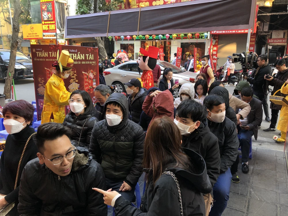 Ngoài hình thức mua hàng trực tiếp, người dân còn có thể đặt hàng online và đến lấy trực tiếp. Ảnh: Minh Trúc. Ngoài hình thức mua hàng trực tiếp, người dân còn có thể đặt hàng online và đến lấy trực tiếp. Ảnh: Minh Trúc.