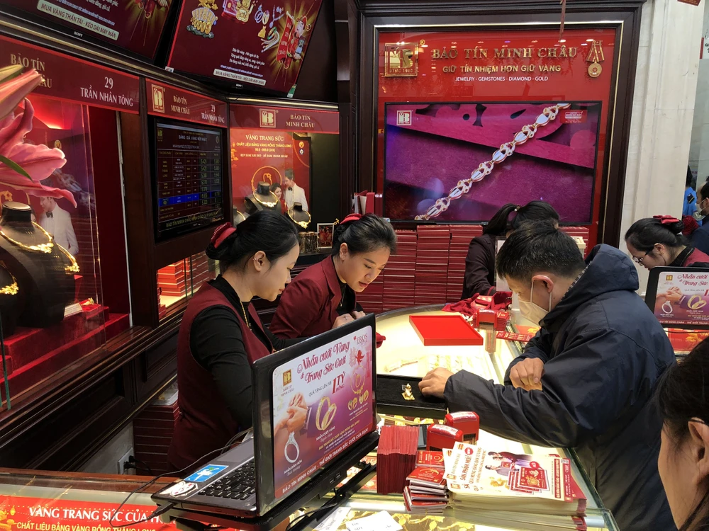 Ngoài ra, những sản phẩm vàng miếng, vàng tranh cũng được người dân lựa chọn vì lý do tích trữ, đầu tư lâu dài bởi theo đánh giá của nhiều chuyên gia thì giá vàng thế giới trong năm nay sẽ tăng. Ảnh: Minh Trúc. Ngoài ra, những sản phẩm vàng miếng, vàng tranh cũng được người dân lựa chọn vì lý do tích trữ, đầu tư lâu dài bởi theo đánh giá của nhiều chuyên gia thì giá vàng thế giới trong năm nay sẽ tăng. Ảnh: Minh Trúc.