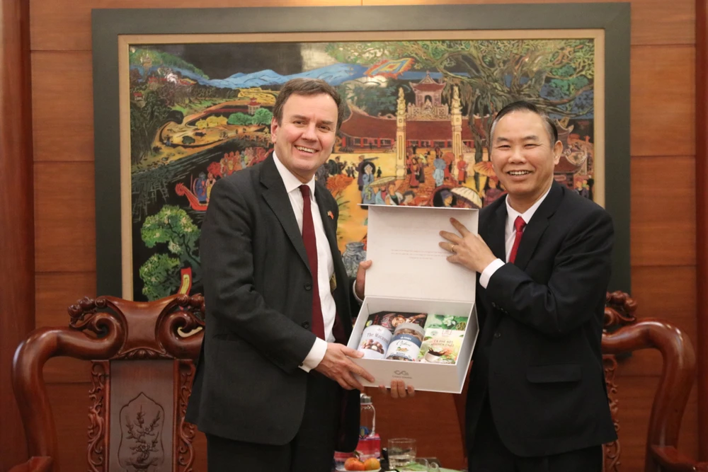 Quốc vụ khanh Greg Hands đã có cuộc hội đàm với Thứ trưởng Bộ Nông nghiệp và Phát triển Nông thôn, Phùng Đức Tiến trong khuôn khổ chuyến thăm Hà Nội. Ảnh: ĐSQ Anh