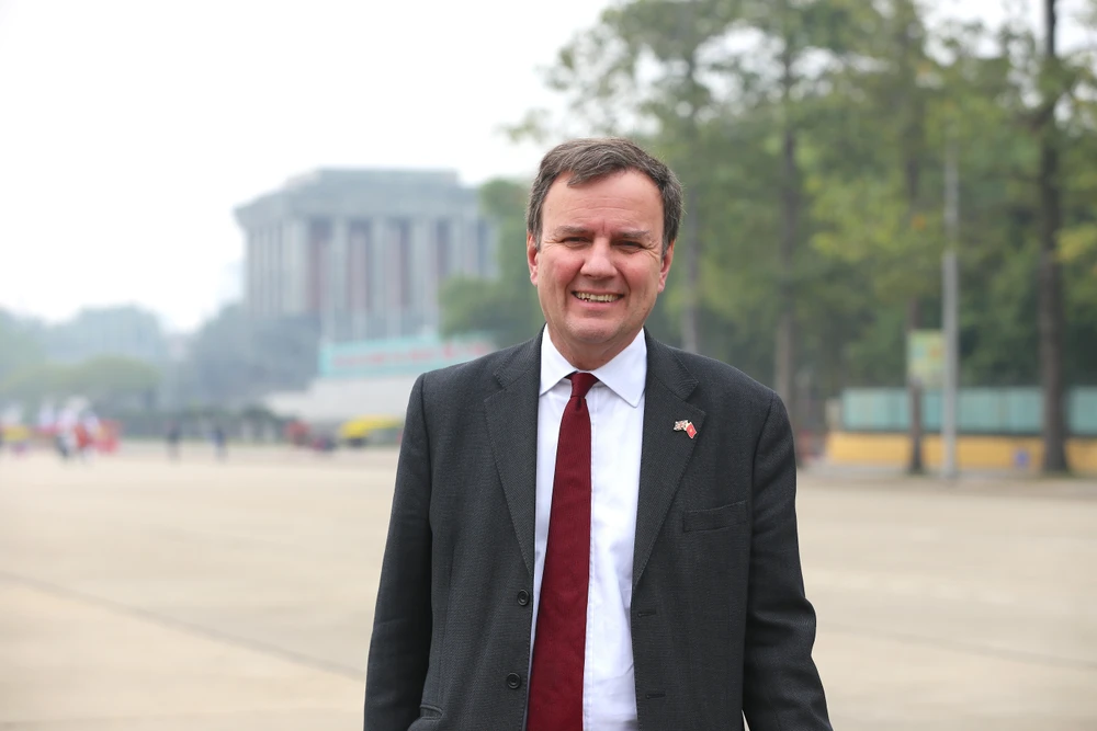 Quốc vụ khanh Greg Hands đến thăm viếng lăng Chủ tịch Hồ Chí Minh tại Hà Nội. Ảnh: ĐSQ Anh