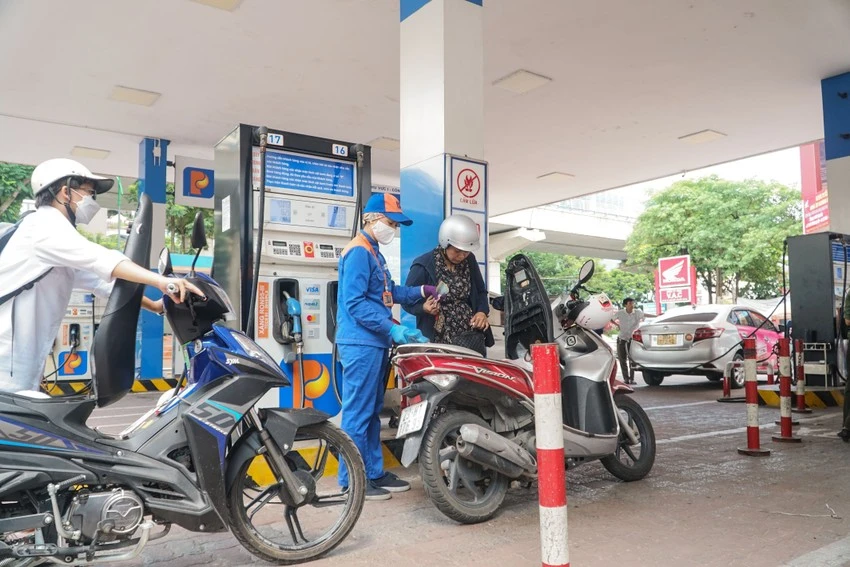 Giá xăng dầu hiện nay đang được đề xuất nhiều phương án điều hành. Ảnh: Phi Hùng. Giá xăng dầu hiện nay đang được đề xuất nhiều phương án điều hành. Ảnh: Phi Hùng.