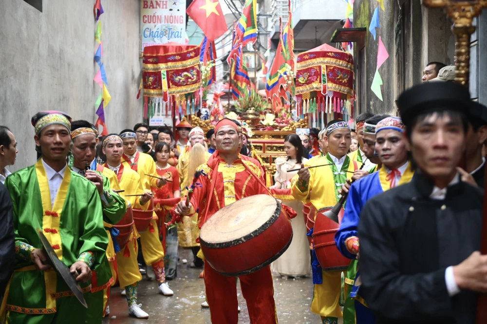 Lễ rước chỉ đi từ các xóm đến đình làng không xa nhưng sẽ mất đến mấy tiếng đồng hồ. ẢNH: HOÀNG ANH