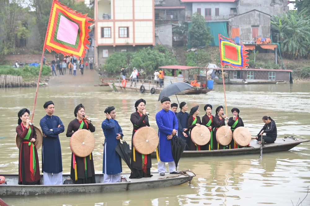 Lời ca da diết “người ơi, người ở đừng về” của các liền anh, liền chị cứ níu kéo, làm xốn xang lòng du khách thập phương. ẢNH: HOÀNG ANH