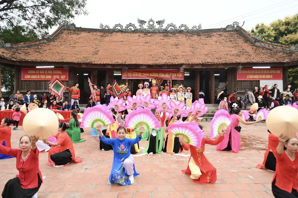 Sau khi tìm ra người chiến thắng, dân làng tổ chức múa hát mừng cho đôi trai tài gái sắc nên duyên. ẢNH: HOÀNG ANH