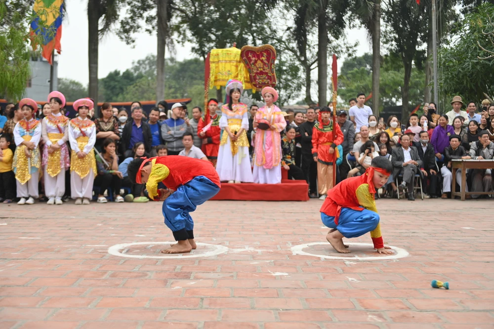 Tiếp sau đó là phần thi câu ếch, hai chàng phải ra sức dùng tài trí để câu ếch nhanh và chính xác nhất. ẢNH: HOÀNG ANH