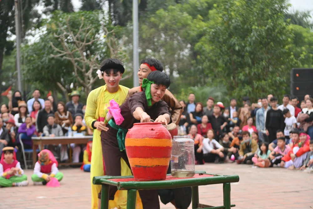 Ngoài ra có hai thanh niên giả gái làm nhiệm vụ cản trở chàng rể tương lai thực hiện phần thi. ẢNH: HOÀNG ANH