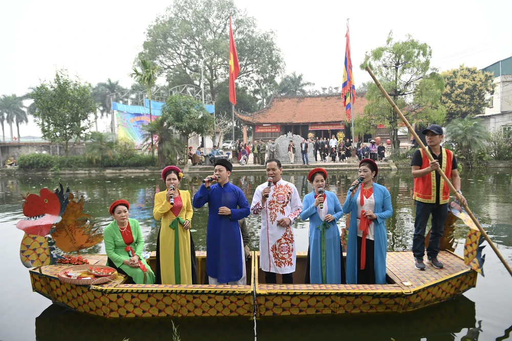 Ngoài ra, người đến dự lễ còn được mãn nhãn với màn trình diễn quan họ trên thuyền. ẢNH: HOÀNG ANH