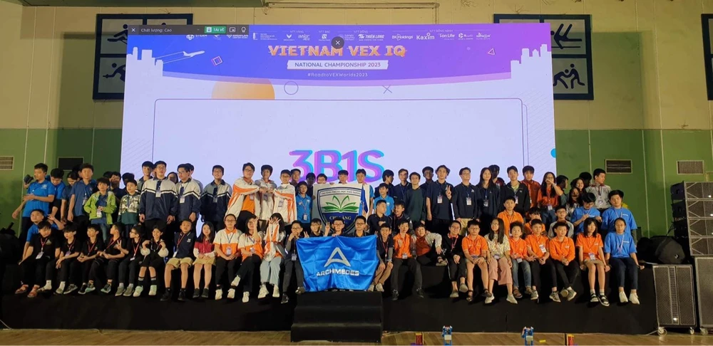 20 đội thi đến từ đoàn Việt Nam sẽ tham gia tranh tài với hơn 3.000 đội chơi khác trên thế giới tại Giải vô địch VEX Robotics World Championship 2023 được tổ chức tại Texas (Hoa Kỳ). Ảnh: MINH TRÚC