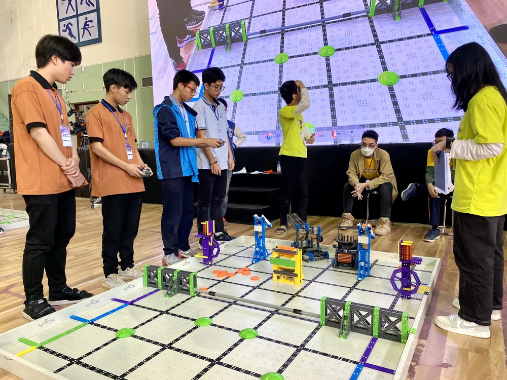 Các đội thi tham gia tranh tài tại giải đấu về robotics cấp quốc gia đầu tiên. Ảnh: MINH TRÚC