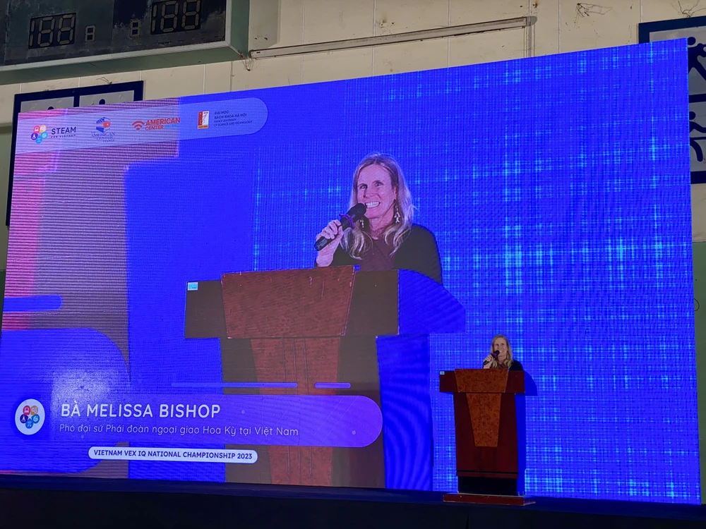 Bà Melissa Bishop - Phó Đại sứ Phái đoàn Ngoại giao Hoa Kỳ tại Việt Nam cho rằng, tín hiệu đáng mừng là gia đình và các em nhỏ ở Việt Nam hiện nay ngày càng quan tâm nhiều hơn tới giáo dục khoa học và công nghệ. Ảnh: MINH TRÚC