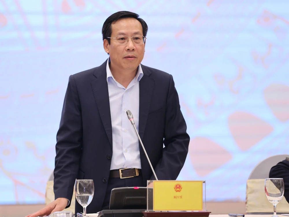 Thứ trưởng Bộ Y tế Lê Đức Luận trình bày nguyên nhân các bệnh viện thiếu thuốc, trang thiết bị, vật tư y tế tại họp báo chiều 3-3. Ảnh: HOÀNG HẢI