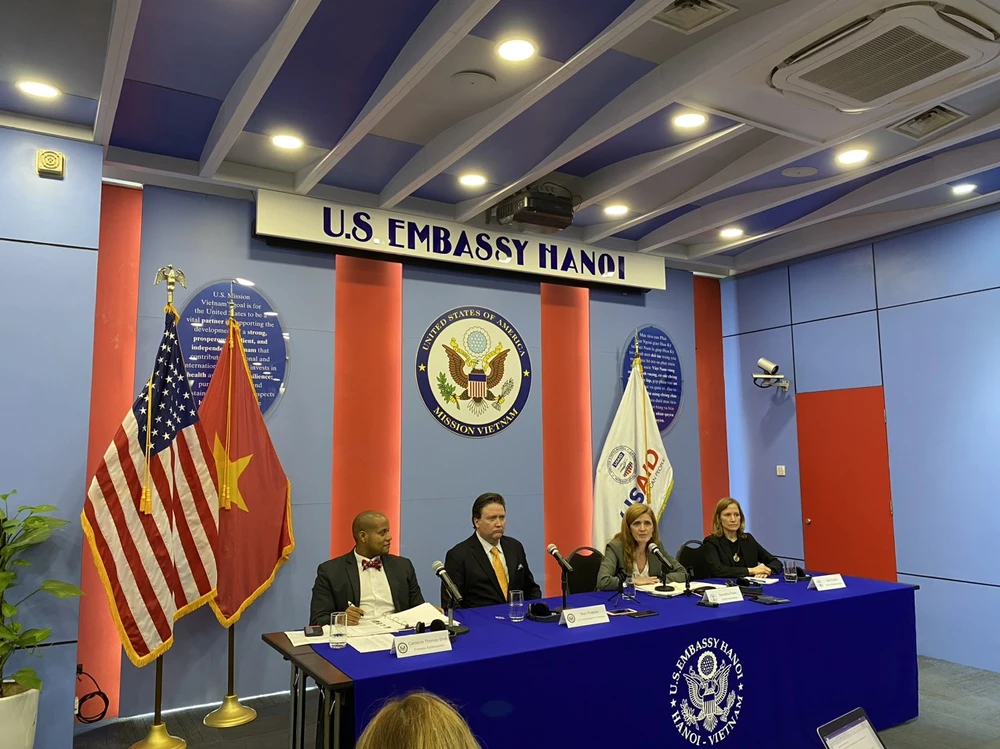 Bà Samantha Power có buổi gặp gỡ báo chí vào chiều 10-3 (ngày cuối cùng của chuyến thăm Việt Nam). ẢNH: MINH TRÚC